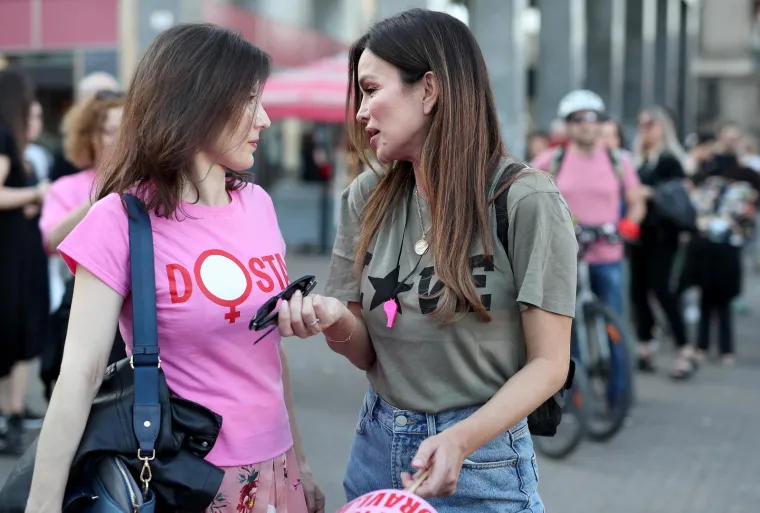 Seve i protestira sa stilom, glavni modni dodatak je - zviždaljka; Pojavio se i Ivan Šarić s prelijepom Koranom