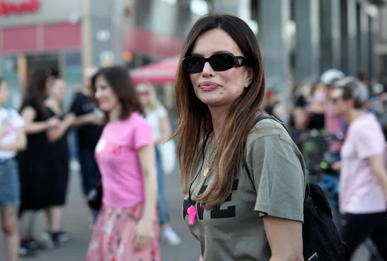 Seve i protestira sa stilom, glavni modni dodatak je - zviždaljka; Pojavio se i Ivan Šarić s prelijepom Koranom