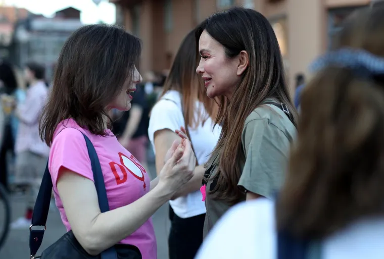 Seve i protestira sa stilom, glavni modni dodatak je - zviždaljka; Pojavio se i Ivan Šarić s prelijepom Koranom