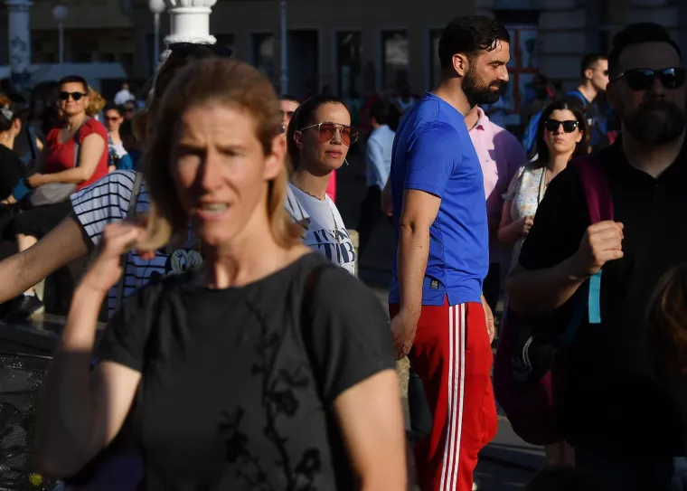 Seve i protestira sa stilom, glavni modni dodatak je - zviždaljka; Pojavio se i Ivan Šarić s prelijepom Koranom
