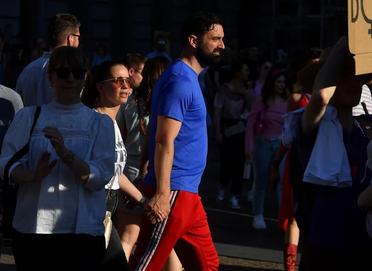 Seve i protestira sa stilom, glavni modni dodatak je - zviždaljka; Pojavio se i Ivan Šarić s prelijepom Koranom