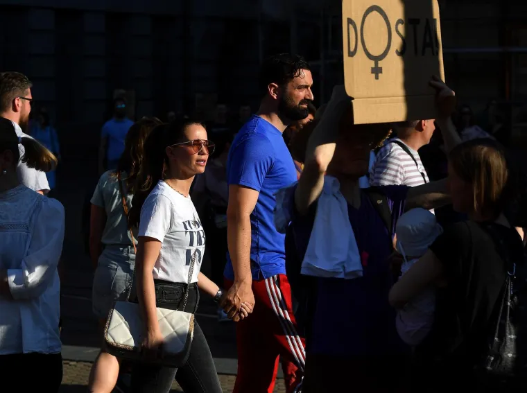 Seve i protestira sa stilom, glavni modni dodatak je - zviždaljka; Pojavio se i Ivan Šarić s prelijepom Koranom