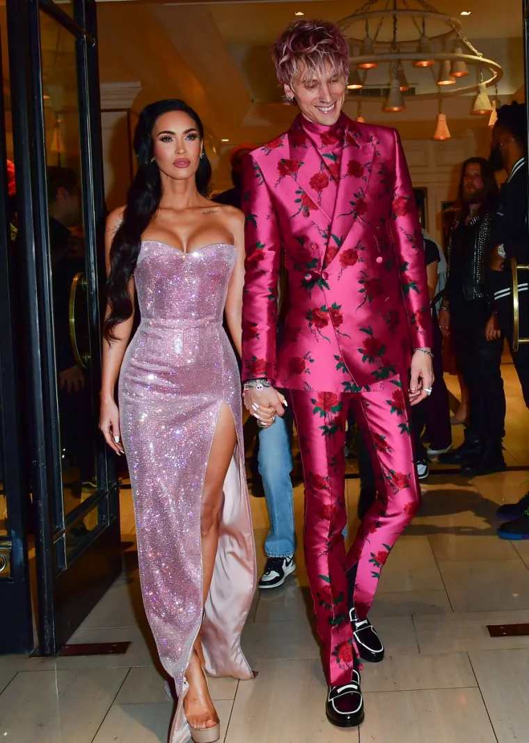 Blistava roza haljina pripijena uz tijelo fatalne Megan Fox trebala bi dobiti ime po njoj