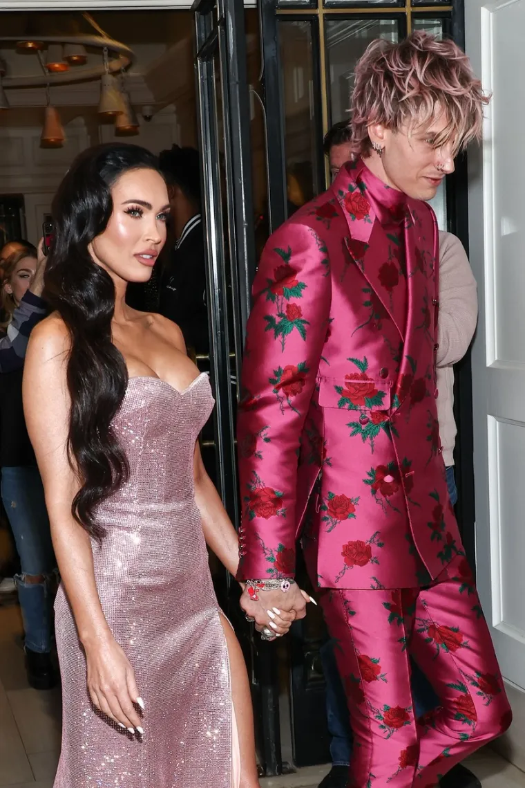 Blistava roza haljina pripijena uz tijelo fatalne Megan Fox trebala bi dobiti ime po njoj