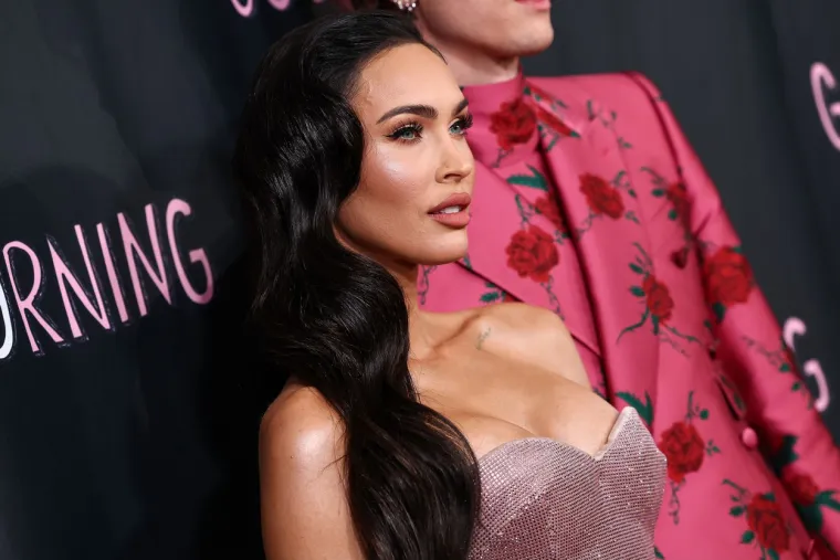 Blistava roza haljina pripijena uz tijelo fatalne Megan Fox trebala bi dobiti ime po njoj