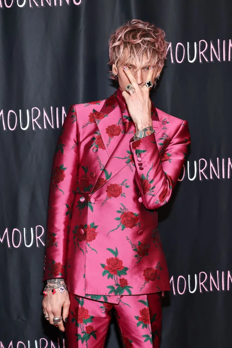 Calson Baker, poznatiji kao Machine Gun Kelly, u filmu glumi glumca Londona Clasha koji se našao usred egzistencijalne krize.