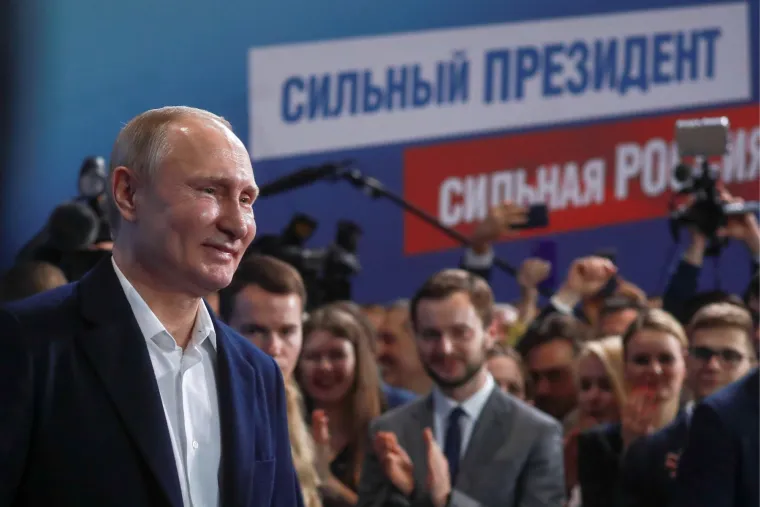 U objavi se tvrdi da su napravljene snimke sastanaka Putina i potpisivanja dekreta u &quot;zataškavanju&quot; kako bi se činilo da on radi. Poznato je da je Kremlj koristio takvu taktiku u prošlosti.