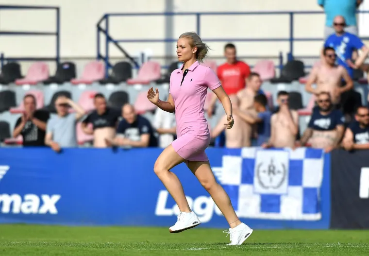 Zgodna djevojka utrčala na zagrebački stadion kad je uočila da joj se dečko srušio na terenu; Na kraju ju je i sudac tješio
