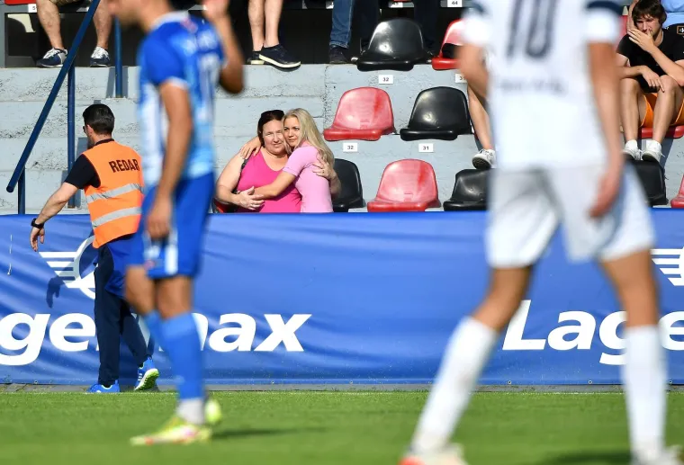 Zgodna djevojka utrčala na zagrebački stadion kad je uočila da joj se dečko srušio na terenu; Na kraju ju je i sudac tješio