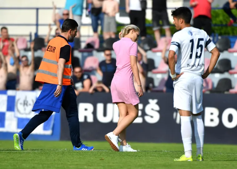 Zgodna djevojka utrčala na zagrebački stadion kad je uočila da joj se dečko srušio na terenu; Na kraju ju je i sudac tješio