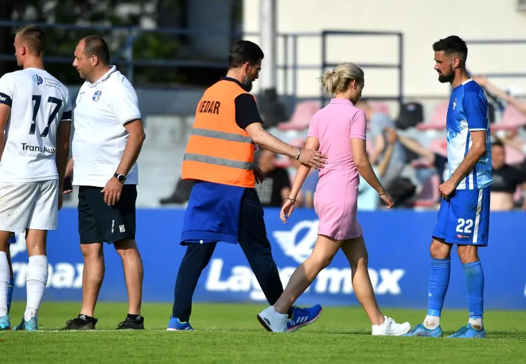 Zgodna djevojka utrčala na zagrebački stadion kad je uočila da joj se dečko srušio na terenu; Na kraju ju je i sudac tješio