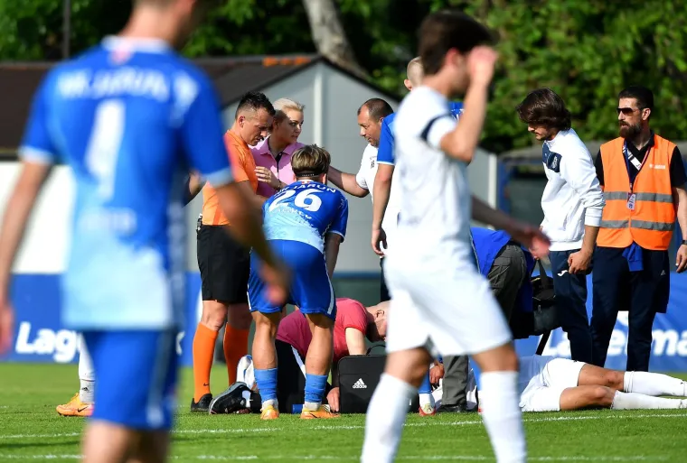 Zgodna djevojka utrčala na zagrebački stadion kad je uočila da joj se dečko srušio na terenu; Na kraju ju je i sudac tješio