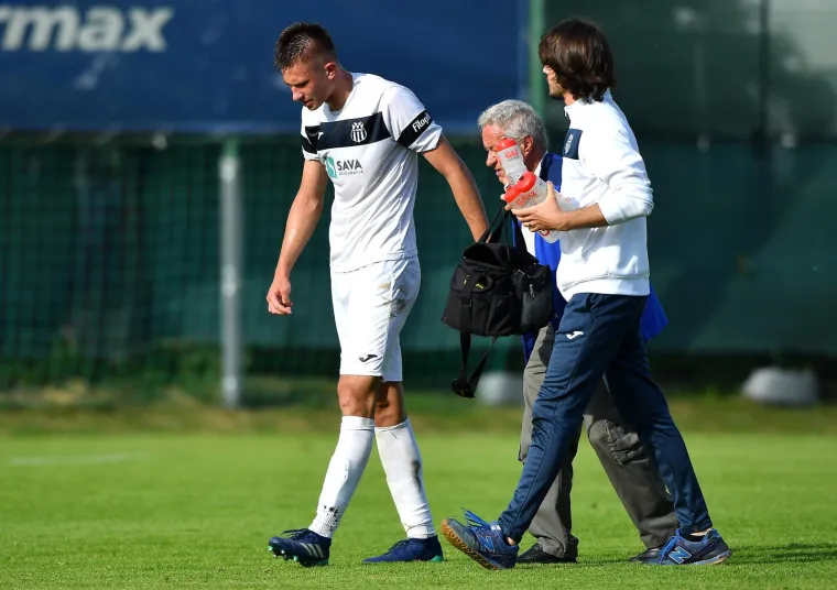 Zgodna djevojka utrčala na zagrebački stadion kad je uočila da joj se dečko srušio na terenu; Na kraju ju je i sudac tješio