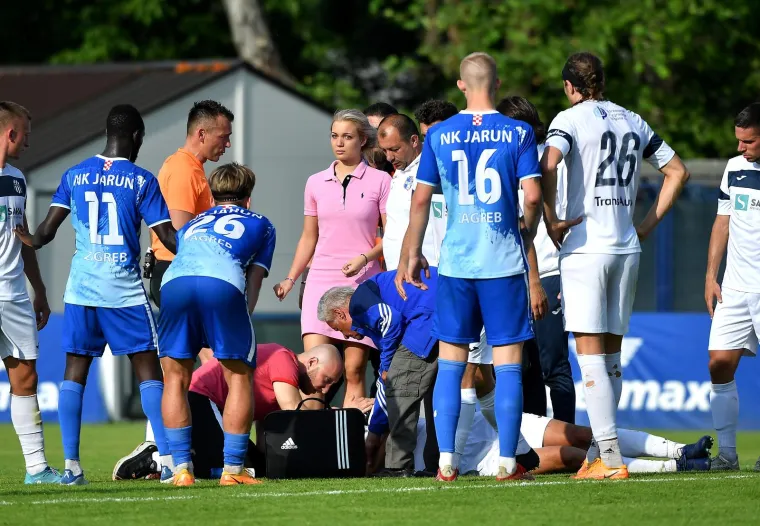 Zgodna djevojka utrčala na zagrebački stadion kad je uočila da joj se dečko srušio na terenu; Na kraju ju je i sudac tješio