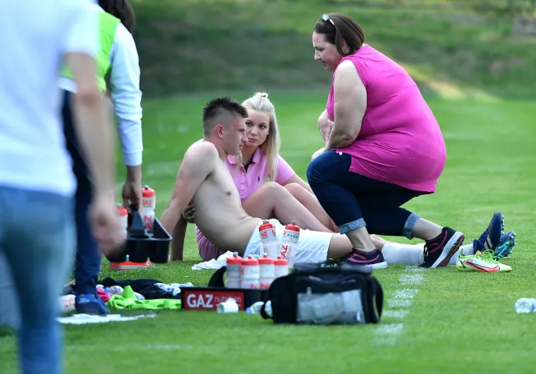 Zgodna djevojka utrčala na zagrebački stadion kad je uočila da joj se dečko srušio na terenu; Na kraju ju je i sudac tješio