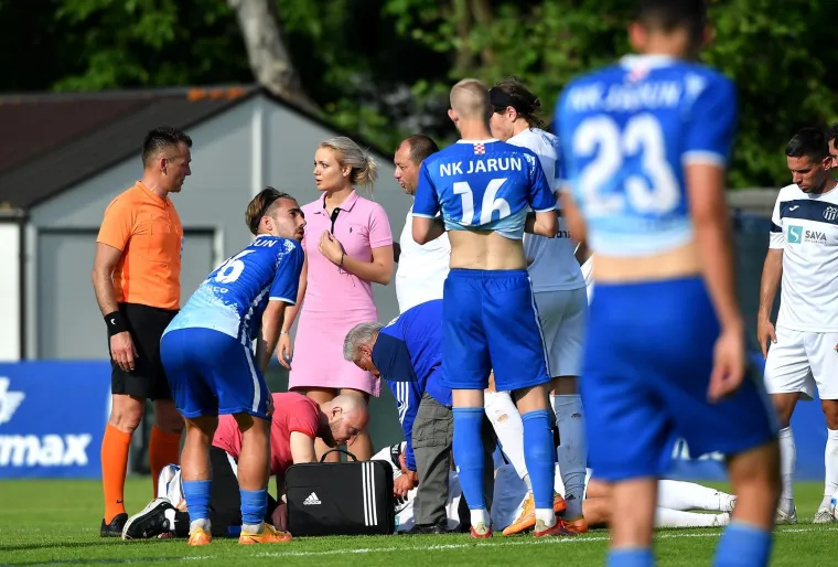 Nogometaš Rudeša ostao bez svijesti nakon sudara, a onda se ukazala ona: Zabrinuta djevojka utrčala na teren i olakšala bol