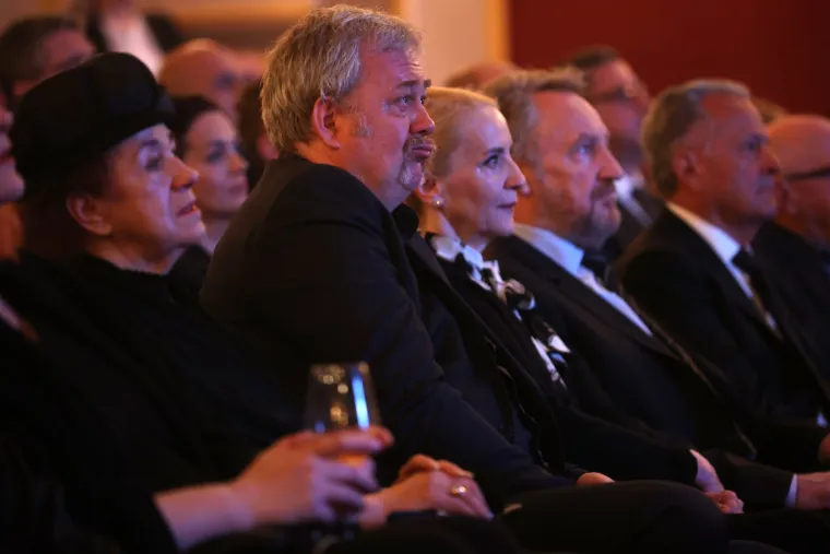 Sin Amar Osim u prvom planu, a u pozadini se vide Bakir Izetbegović i Nenad Bjeković