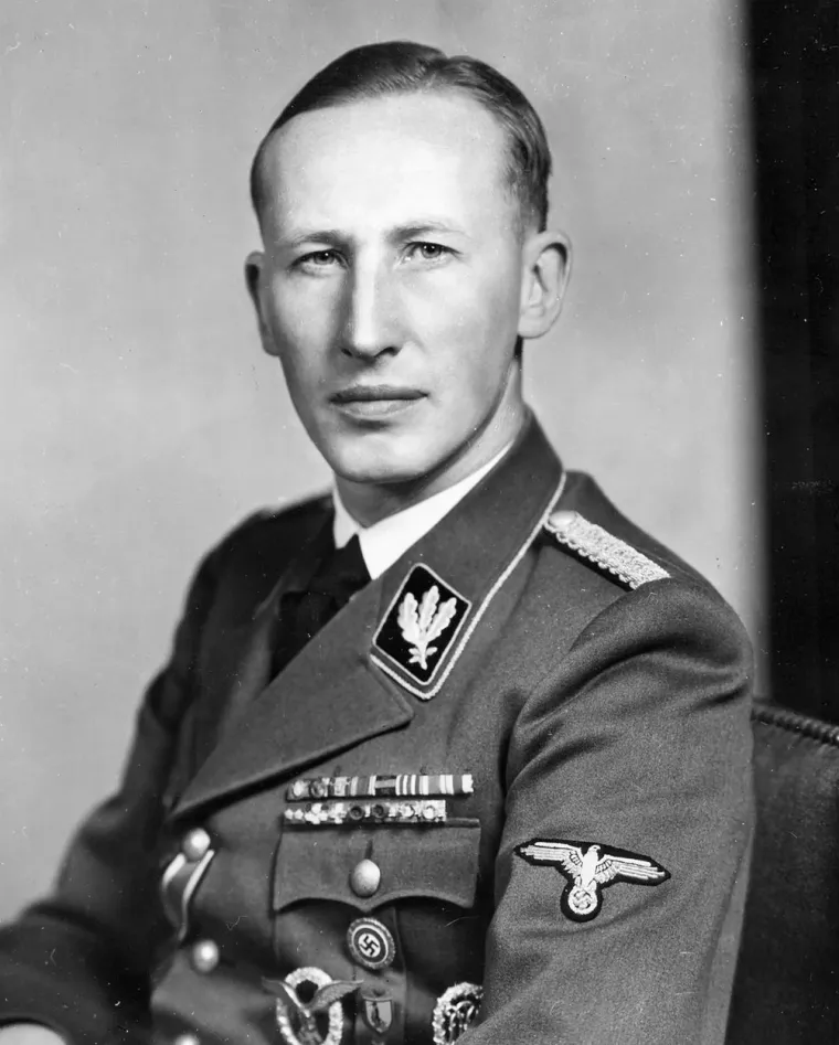Došao je 27. svibanj 1942. godine kada je Reinhard Heydrich žurio na sastanak. Poslije nekoliko mjeseci provedenih u Pragu, Hitler je bio zadovoljan rezultatima, toliko da je imao velike planove za njega. Pokret otpora u Francuskoj se počeo otimati kontroli, a Hitler je smatrao da se baš Heydrich treba pozabaviti tim problemom. Heydrichov Mercedes 320 kabriolet je usporio prije oštrog skretanja na raskrižju. Jan Kubiš i Jozef Gabčík su mjesecima čekali taj trenutak.
Gabčík je nanišanio auto i zasuo ga metcima. Onda je odlučio uzeti pištolj, ali kao u filmovima, on se zaglavio.
