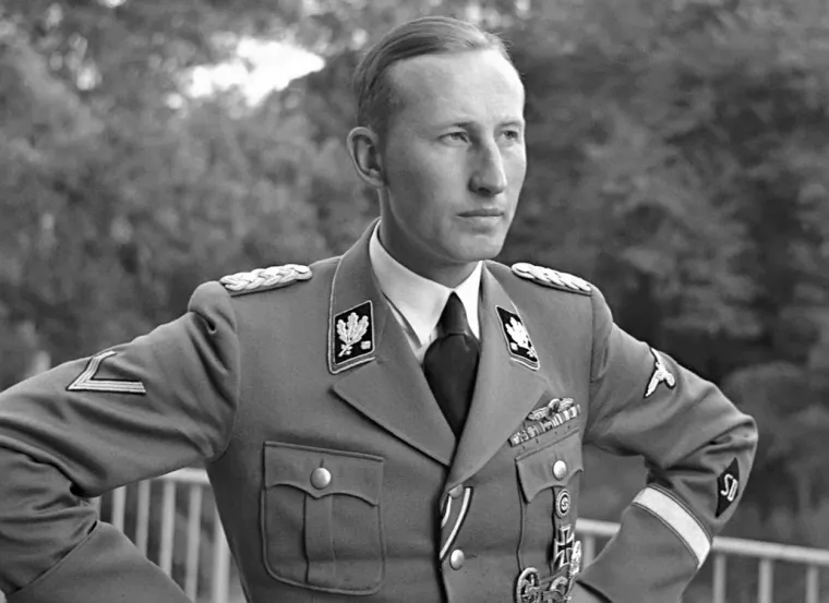 Heydrich je naredio Kleinu, svom vozaču da vrati u rikverc već odmakli auto. Bila je to kobna greška. Heydrich je samouvjereno izvadio luger iz futrole nesvjestan da mu iza leđa prilazi Kubiš s bombom. Tek kada se dim rasčistio, videle su se posljedice razorne detonacije. Heydrich i Kubiš su bili ranjeni, ali obračun nalik onima iz filmova je tek slijedio. Heydrich i njegov vozač su s pištoljima izletjeli iz olupine automobila. Klein je krenuo u potjeru za Kubišom, koji se izgubio u gomili ljudi koja je izašla iz tramvaja. Gabčík je uspio promaknuti Heydrichu koji se srušio na nogostup od posljedica napada.
