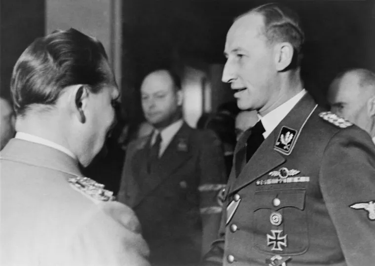 Reinhard Heydrich je rođen u blizini Leipziga, 7. ožujka 1904. godine u umjetničkoj obitelji. Otac mu je bio operni pjevač, a majka pijanistica, dok je on od malena gajio strast prema violini. Pojedini izvori tvrde da je bio žrtva nasilja među vršnjacima, štoviše, da su ga stariji dječaci tukli i vrijeđali zbog glasina o njegovom židovskom porijeklu.
