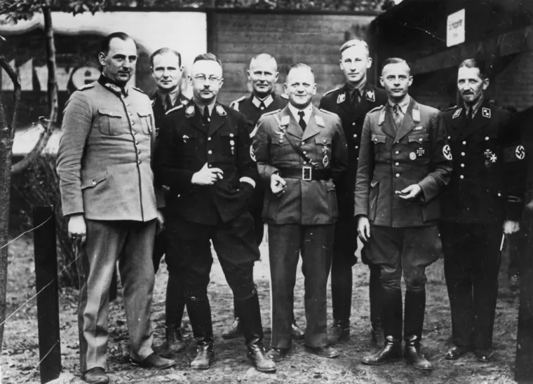 Od stidljivog i povučenog mladića je postao bahat i arogantan. Međutim, pomorska karijera je propala 1927. godine, kada je odbio oženiti kćerku utjecajnog čovjeka koju je obeščatio.
