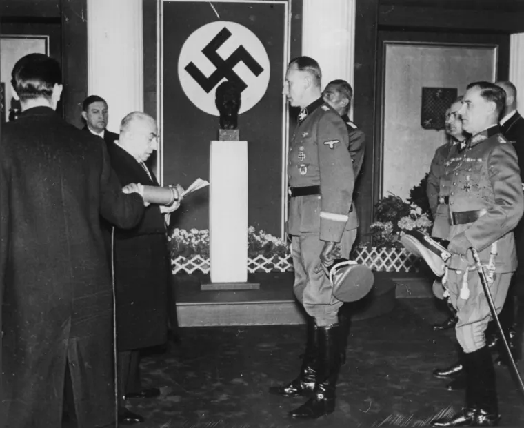 1927. godine se sa svojih 27 godina pridružio Nacističkoj stranci i paravojnoj jedinici Schutzstaffel, poznatoj pod akronimom SS. Konačno je bio prihvaćen te je ubrzo uslijedio sudbonosni sastanak.
