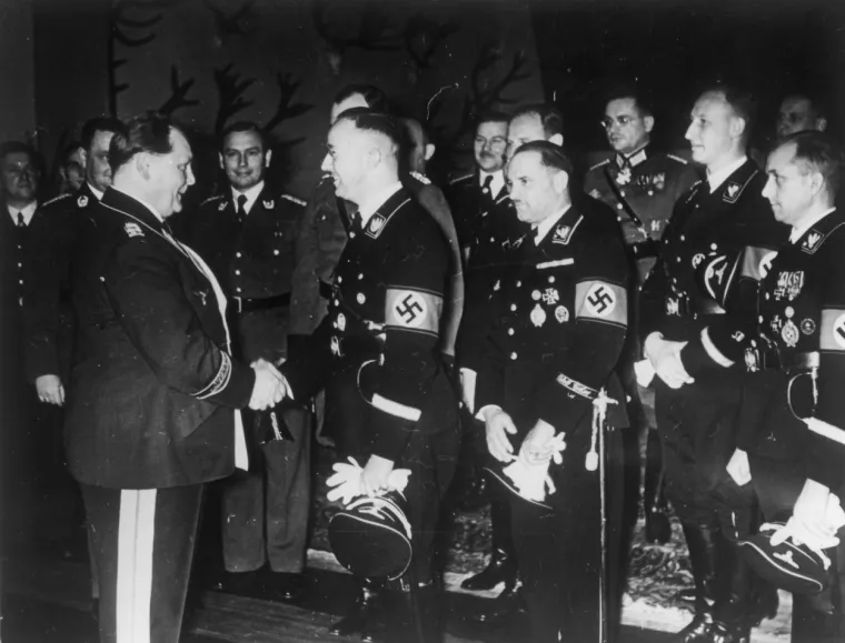 Heinrich Himmler je tražio osobu koja će izgraditi obavještajnu službu SS-a. Tijekom intervjua je od kandidata tražio da za 20 minuta naprave i predstave planove za buduću službu. Heinrich Himmler je bio impresioniran Heydrichovim izgledom, njegovim samopouzdanjem i načinom na koji je odgovorio na izazov.
