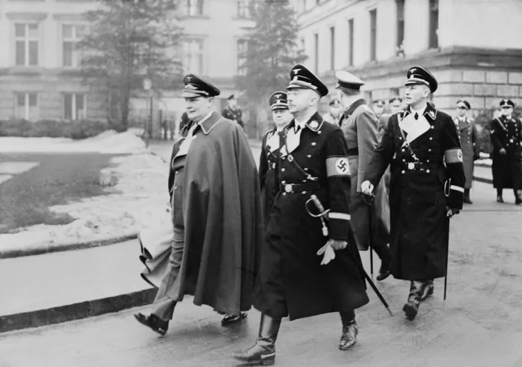 Počeo je skromno, s jednom pisaćom maišinom u malom uredu. Međutim, ubrzo je stvorio ogromnu mrežu doušnika koji su brižljivo popunjavali dosjee o svima koji bi se mogli suprotstaviti Hitleru. Špijunirao je sve, uključujući i visoko pozicionirane članove Nacističke stranke. Obožavao je tračeve i glasine. Njegovi fascikli su uvijek bili puni detalja o privatnim životima i seks skandalima.
