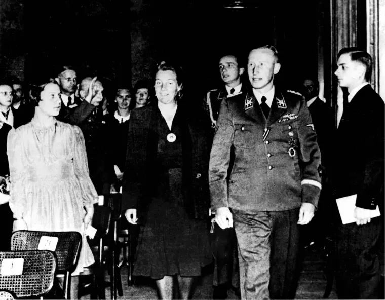 Zbog svoje marljivosti je prije tridesete godine postao brigadni general SS-a. Jedina prepreka na putu ka uspjehu su mu bile stare glasine o židovskom porijeklu zbog kojih su bili zabrinuti i Himmler i Hitler. Bojazan je nestala nakon sastanka koji je Heydrich imao s Hitlerom koji ga je ocijenio kao darovitog i opasnog, kao i da njegove sposobnosti stranka mora iskoristiti.
