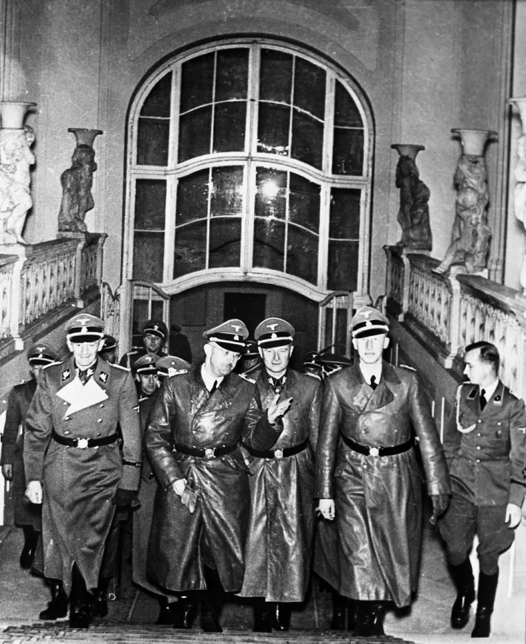 Do travnja 1934. godine, uslijed mnogih sukoba među nacistima, Himmler je preuzeo kontrolu nad novonastalom tajnom državnom policijom - Gestapo. Njegov zamjenik i desna ruka postaje Heydrich, koji je vodio čitavu organizaciju. Ubrzo nakon što je preuzeo dužnost, napravio je spisak i tridesetog dana lipnja 1934. godine, organizirao je Noć dugih noževa - niz političkih ubojstava izvršenih u Nacističkoj Njemačkoj. Nacistički režim je proveo egzekucije nad najmanje 85 ljudi iz političkih razloga. Do 1937. godine Gestapo je bio organizacija iznad zakona s neograničenim ovlaštenjima.
