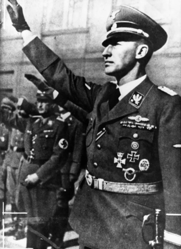 Heydrichovi agenti su diljem Njemačke mučili, ubijali, uhićivali, iznuđivali i ucjenjivali. Svi su strahovali od njegove moći, čak i nacisti visokog ranga. Za razliku od Himmlera, Heydrich nije volio publicitet. Prisustvovao je na tek nekoliko javnih skupova tijekom kojih su ga svi izbjegavali. Bio je aktivni sudionik Kristalne noći, masovnim ubojstvima Židova, konferenciji u Wannseeu  gdje je dogovoreno pitanje &quot;konačnog rješenja&quot;, sve dok ga put nije odveo do Protektorata u Češkoj i Moravskoj.
