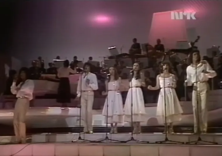 Eurosong ima i povijest netrepeljivosti među zemljama. Primjerice, jordanska je nacionalna televizija 1978. tijekom izvedbe izraelske predstavnice emitirala slike cvijeća, a prijenos su prekinuli prije proglašenja pobjednika s obzirom na to da su pobijedili upravo Izraelci. Svojim su gledateljima samo rekli da je pobijedila Belgija, koja je u stvari bila druga.