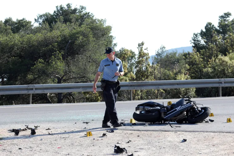 Motociklist se zabio u automobil, prevezen je u bolnicu s ozljedama opasnim po život