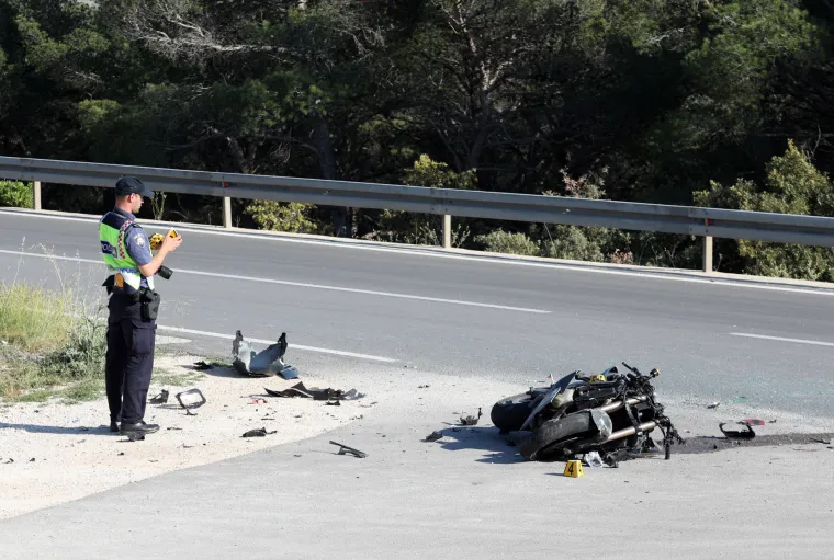 Motociklist se zabio u automobil, prevezen je u bolnicu s ozljedama opasnim po život