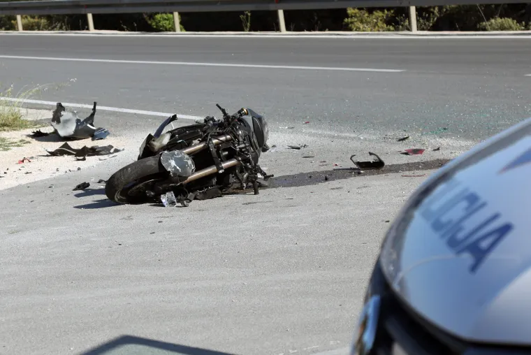 Motociklist se zabio u automobil, prevezen je u bolnicu s ozljedama opasnim po život