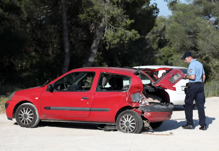 Motociklist se zabio u automobil, prevezen je u bolnicu s ozljedama opasnim po život