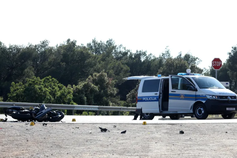 Motociklist se zabio u automobil, prevezen je u bolnicu s ozljedama opasnim po život