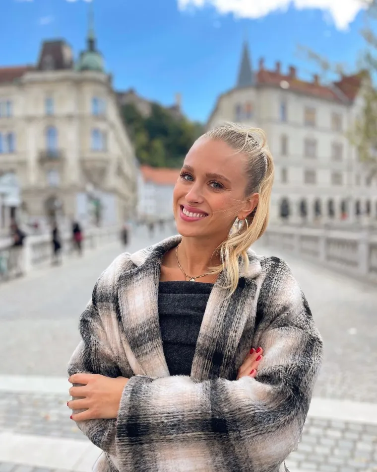 29-godišnja Splićanka rođena je u Veloj luci, a uz mamu Romanu počela se baviti pjevanjem. Ova vrckava plavuša krenula je maminim stopama pa je svoju karijeru započela kao prateći vokal mnogim poznatim glazbenicima kao što su: Tonči Huljić &amp; Madre Badessa Band. Često je snimala prateće vokale i demosnimke za glazbenike i grupe kao što su: Petar Grašo, Doris Dragović, Magazin, Jelena Rozga, Danijela Martinović, Jole… S pjesmom &quot;Kad sam s tobom&quot; Domenica je nastupila na Festivalu zabavne glazbe Split i osvojila je nagradu za najboljeg debitanta. Singl &quot;Vidi se iz aviona&quot; brzo je ušao u uho mnogima pa se tao našao na službenoj top listi Hrvatske diskografske udruge – top lista HR40. 