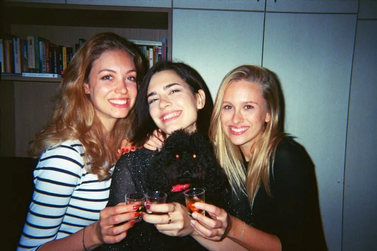 Dvije prijateljice koje Domenica uvijek voli istaknuti u medijima su Hana Huljić Grašo i Mia Dimšić. &quot;Mislim da sam blagoslovljena što imam prekrasne ljude oko sebe. Veselim se i svakom njihovom uspjehu k’o da je moj! S Hanom i Mijom, osim glazbe, povezuje me velika ljubav prema iću i piću ha, ha. Uz njih dvije uvijek vezujem neke dobre i spontane priče, uz koju litru vina i domaćeg trasha, posebice hitova iz 90-ih, ha-ha-ha. Nemamo planova po pitanju suradnje jer svaka ima svoju priču i svoj put, ali nikad se ne zna!&quot;, rekla je Domenica za Novi list.