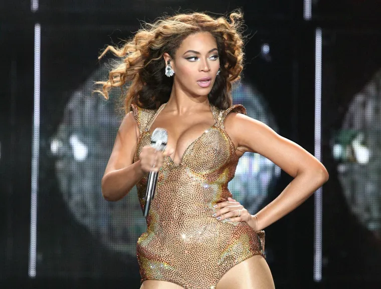 Teško je zamisliti Beyoncé da radi bilo što drugo osim pjevanja, ali i ona je nekada bila dijete koje je bilo prisiljeno zarađivati za život radeći prosječne poslove kako bi pomogla svojim roditeljima. &quot;Od šeste do devete godine sama bih pjevala i priređivala male emisije za žene koje su htjele pričati o svojim problemima&quot;, rekla je Beyonce 2011. za Cosmopolitan o radu u salonu svoje majke. &quot;Pomagala sam pomesti kosu s poda za napojnice i za plaćanje sezonske propusnice za Six Flags.&quot;