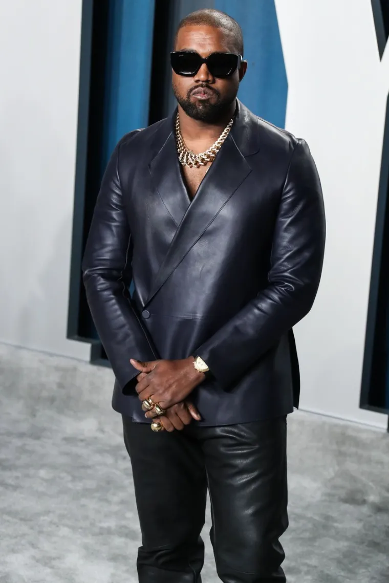 Ljubitelj mode bio i ostao. Prije nego što je dizajnirao svoju kolekcije Yeezy, Kanye West je radio kao prodajni suradnik u Gapu tijekom svojih tinejdžerskih godina. &quot;Smiješno je što sam radio u Gapu u srednjoj školi, jer se u proteklih 15 godina čini da mi je to mjesto pomoglo da se pronađen na svom modno- kreativnom putu&quot;, rekao je Kanye za Paper 2015. On je također govorio o svom tamošnjem vremenu u pjesmi &quot;Spaceship from Maturation&quot;.