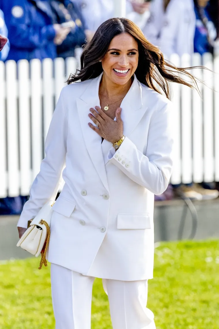 Prije nego što je postala glumica u seriji &quot;The Suits&quot; i članica kraljevske obitelji, Meghan Markle je bila profesionalni kaligraf. Inače, kaligrafija je umjetnost lijepog pisanja. Markle je neko vrijeme radila u Paper Sourceu između 2004. i 2005., a radila je i honorarne poslove.
