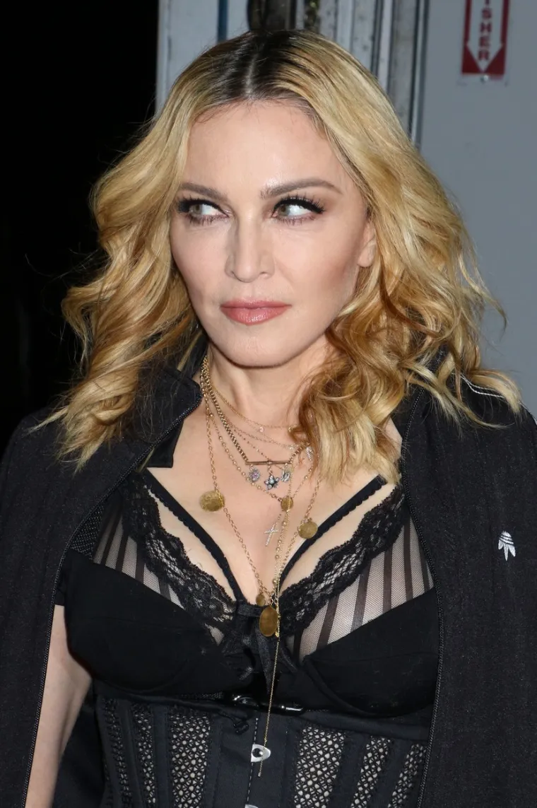 U svojim ranim danima u New Yorku, Madonna je radila u Dunkin Donutsu na Times Squareu, prodavala je krafne. Navodno je dobila otkaz jer je mušteriju špricala želeom. 