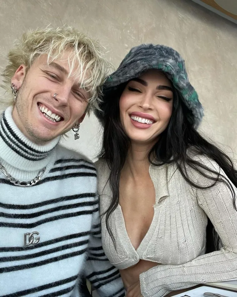 Podsjetimo, Megan Fox i MGK upoznali su se na snimanju indie trilera &quot;Midnight In The Switchgrass&quot; 2020.. Tada su kružile glasine da par provodi puno vremena zajedno, a njihova je romansa donekle potvrđena u svibnju prošle godine kada je Fox glumila u spotu za njegovu pjesmu &quot;Bloody Valentine&quot;. Kao i Fox, i on ima dijete iz prvog braka. Machine Gun Kelly ima 12-godišnju kćer Casie Colson Baker sa svojom bivšom Emmom Cannon, koju je dobio kada je imao 18 godina. Njegova kći će se pojaviti u filmu s njim, pod nazivom &quot;One Way&quot;. O njegovoj bivšoj ne zna se puno, ali se vjeruje da su u dobrim odnosima. &quot;Molim se da imam vezu sa svojom kćeri kakvu ja nisam imao sa svojim roditeljima. Kad sam s njom, ništa drugo nije važno&quot;, rekao je jednom prilikom u intervjuu s Jen Deleon.