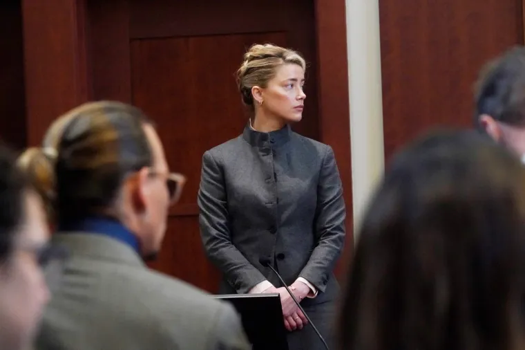 Ovo eksplicitno izno&scaron;enje prljavog rublja Deppa i Heard, koji su se razveli 2016. godine, započeto je 2019. godine zbog njenog teksta o obiteljskom zlostavljanju i njegovim posljedicama u Washington Postu s kraja 2018. godine. Članak je iza&scaron;ao u vrijeme premijere "Aquamana".