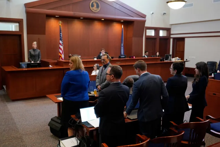 Iako Amber nije Deppa spomenula po imenu, on je u tužbi naveo da ga je ko&scaron;tao unosnih uloga i "razorio" njegovu karijeru. Kazao je da je zapravo on taj koji je zlostavljan te da su optužbe biv&scaron;e supruge protiv njega bile "dio razrađene prijevare kako bi se stvorio pozitivan publicitet za gospođu Heard i unaprijedila njezina karijera."