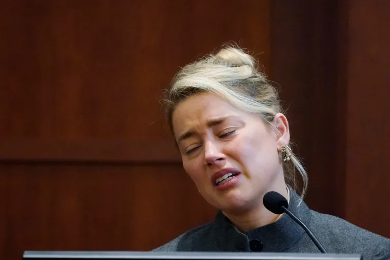 Pauza u postupku tijekom posljednjih nekoliko dana omogućila je medijima analizu suđenja, često se usredotočujući na fanatičnu bazu obožavatelja Deppa ili manju, ali glasnu podr&scaron;ku Amber Heard. Pogled na more komentara uz livestreamove sa suđenja i postove na dru&scaron;tvenim mrežama pokazuje koliko je golemo zanimanje za suđenje, ali i koliko je fanovima lako izgubiti iz vida &scaron;to je zapravo u pitanju.