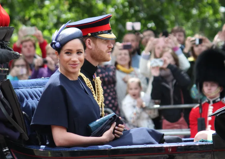 Iako je nejasno na koje &quot;žrtve&quot; misli, mnogi misle da se radi o dvoje osobnih asistenata iz Kensingtonske palače koje je Markle navodno maltretirala. Ona je to demantirala. Ako je nova biografija o Markle iole nalik Bowerovoj biografiji princa Charlesa, pod nazivom &quot;Princ pobunjenika&quot;, (koju je The Mail on Sunday opisao kao &quot;dobar kraljevski posao&quot;), vjerojatno neće biti ništa manje nego dramatično.