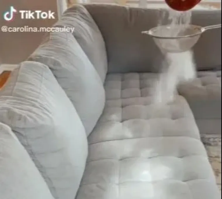 Kada je kauč navlažen, pospite ga sodom bikarbonom i blago utrljajte krpom.