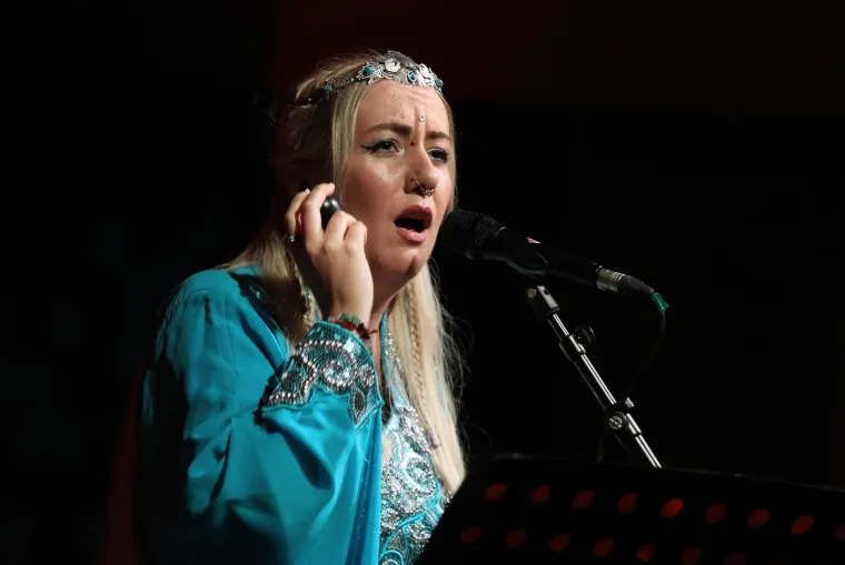 Shvativši da su korijen sve njezine glazbe i multikulturalnih stavova zapravo svjetska glazba i filmske partiture s etničkim prizvukom, svoj opus sve više usmjerava na ova dva osebujna stila.